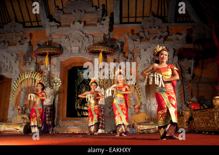 Tanz namens "Legong Dance" am Palast von Ubud. Ubud-Bali. Traditioneller balinesischer Tanz in Ubud. Es gibt viele balinesischen Tanz Stockfoto