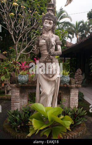 Wasser-Garten mit Blumen auf dem Gelände MUSEUM PURI LUKISAN - UBUD, BALI. Geheime Wassergarten Ubud, Bali. Tirta Gangga r Stockfoto