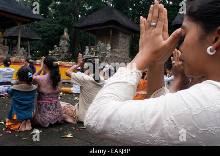 Eine balinesische Familie betet zu PURA TIRTA EMPUL ein Hindu-Tempel Komplex und kalten Quellen - TAMPAKSIRING, BALI, Indonesien. Mehrere Menschen Stockfoto