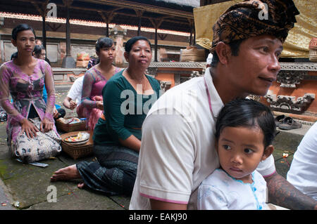 Eine balinesische Familie betet zu PURA TIRTA EMPUL ein Hindu-Tempel Komplex und kalten Quellen - TAMPAKSIRING, BALI, Indonesien. Mehrere Menschen Stockfoto