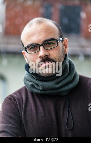 eine Glatze Mann mit Schnurrbart tragen Winterkleidung in einem verschneiten Tag Stockfoto