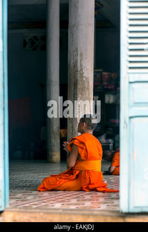 Vietnams Khmer Theravada buddhistische Mönche im Alter zwischen 15 und 20 beten in einem Kloster in Tra Vinh, Vietnam. Stockfoto