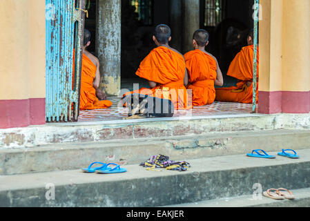 Vietnams Khmer Theravada buddhistische Mönche im Alter zwischen 15 und 20 beten in einem Kloster in Tra Vinh, Vietnam. Stockfoto
