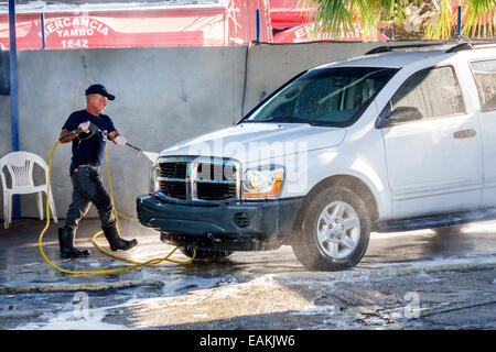 Miami Florida, Little Havana, Autowäsche, hispanischer Mann Männer männlich, arbeiten, arbeiten, waschen, reinigen, High-Power-Waschdüse, SUV, FL141101126 Stockfoto