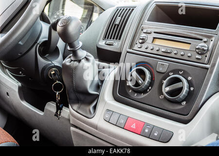 das Dashboard ein billiges Auto mit CD-Player und Klimaanlage Stockfoto