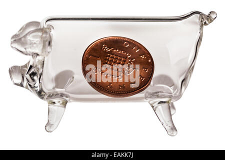 ein Glas Sparschwein mit einem Penny im Inneren über einen rein weißen Hintergrund isoliert Stockfoto