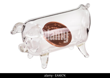 ein Glas Sparschwein mit einem Penny im Inneren über einen rein weißen Hintergrund isoliert Stockfoto
