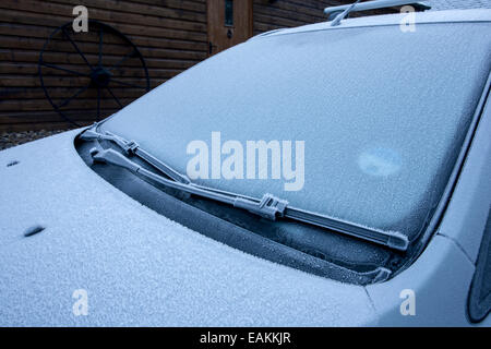 Frost bedeckt Auto Windschutzscheibe. Stockfoto