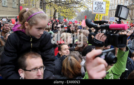 Prag, Tschechische Republik. 17. November 2014. Menschen demonstrieren gegen tschechische Präsident Zeman während der Zeremonie für die Enthüllung der Gedenktafel zum 25. Jahrestag der Samtenen Revolution in Prag, Tschechische Republik, 17. November 2014. Das deutsche Staatsoberhaupt nimmt Teil an einem Treffen mit dem Präsidenten der Visegrad-Staaten anlässlich des 25-jährigen Jubiläums der friedlichen Revolution. Foto: WOLFGANG KUMM/Dpa/Alamy Live News Stockfoto