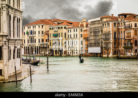 Schmalen Kanal unter alte bunte Backsteinhäuser in Venedig, Italien. Stockfoto