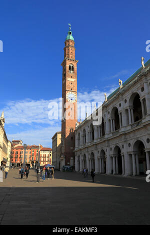 Torre di Piazza und die Basilica Palladiana in Piazza dei Signori, Vicenza, Italien, Region Venetien. Stockfoto