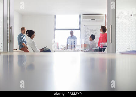 Gruppe von Geschäftsleuten in weißen modernen Büro arbeiten Stockfoto
