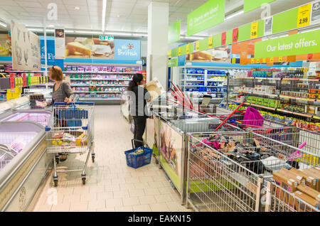 Einkaufen in Lidl Supermarkt, London, England, UK Stockfoto