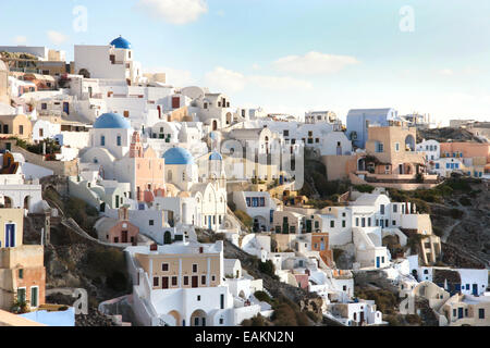 Weiß lackiert Oia Stadt mit traditionellen Gebäuden auf der Klippe Seite, Santorin, Kykladen, Griechenland. Stockfoto