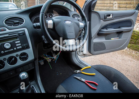 Schneiden Sie die Zündkabel im Armaturenbrett eines Autos. Stockfoto