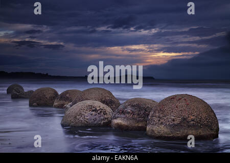 Moeraki Boulders bei Sonnenaufgang, Südinsel, Neuseeland Stockfoto