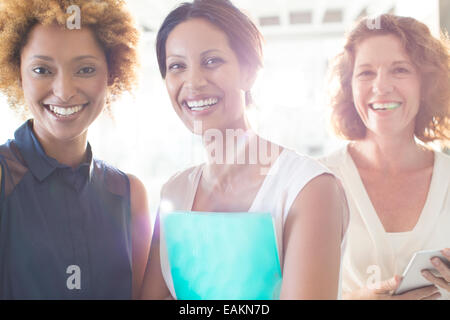 Porträt von drei lächelnden Unternehmerinnen im Büro Stockfoto