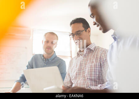 Geschäftsleute, die mit Laptop im Büro arbeiten Stockfoto