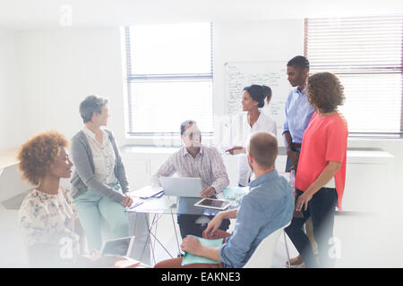 Gruppe von Geschäftsleuten mit Treffen in modernen Büro Stockfoto