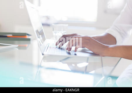 Händen der Geschäftsfrau Tippen auf Laptop im Büro Stockfoto