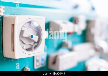 Dialysator oder Hämodialyse Maschine in einer Krankenstation Stockfoto