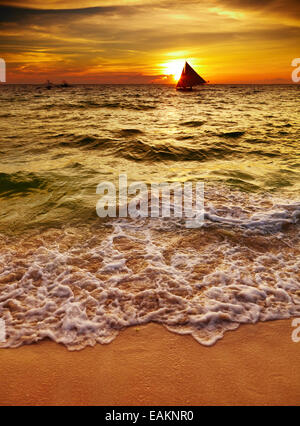 Tropischer Sonnenuntergang mit Segelboot, Boracay, Philippinen Stockfoto