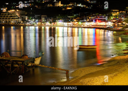 Der Strand, Tavernen und Bars in Nachtbeleuchtung, Insel Kreta, Griechenland Stockfoto