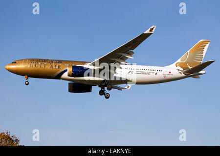 Gulf Air Airbus A330-200 nähert sich Start-und Landebahn 27L am Flughafen London Heathrow. Stockfoto