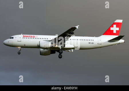 Swiss International Airlines Airbus A320 nähert sich Start-und Landebahn 27L am Flughafen London Heathrow Stockfoto