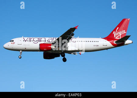 Virgin Atlantic Airbus A320 nähert sich Start-und Landebahn 27L am Flughafen London Heathrow. Stockfoto