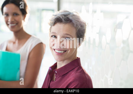 Porträt von zwei lächelnde Unternehmerinnen im Büro Stockfoto