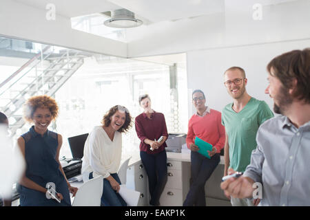 Lächelnd Team mit treffen im modernen Büro Stockfoto