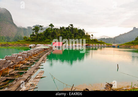 Atmosphäre des Bambus schwimmende Resort am Morgen am Ratchaprapha Damm, Khao Sok Nationalpark, Provinz Surat Thani, Thailand Stockfoto