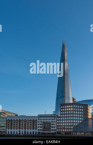 Gebäude am Ufer der Themse in London mit der Scherbe im Hintergrund Stockfoto