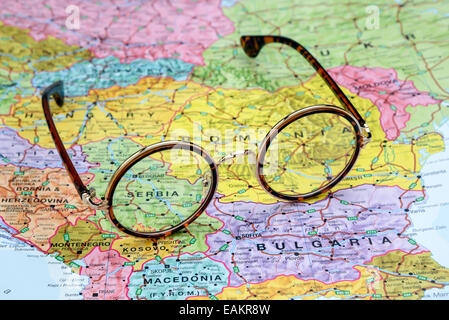 Gläser auf einer Karte von Europa - Serbien Stockfoto