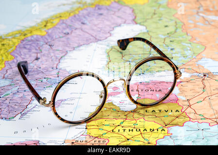 Gläser auf einer Karte von Europa - Estland Stockfoto