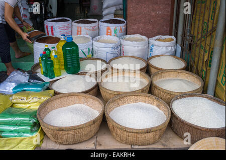 Viele Sorten von Reis zum Verkauf zu unterschiedlichen Preisen auf der Straße in Tra Vinh, Mekong Delta, Vietnam. Stockfoto