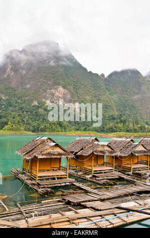 Atmosphäre des Bambus schwimmende Resort am Morgen am Ratchaprapha Damm, Khao Sok Nationalpark, Provinz Surat Thani, Thailand Stockfoto