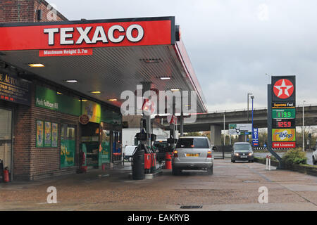 Hanworth, SW-London, England, UK. 17. November 2014. Da die Kosten für Brent-Rohöl fällt, werden billiger Benzin und Deisel Preise an den Kunden weitergeleitet. Heute in South West London der Benzinpreis unter den 120 Pence Grenzwert 119,9 Pence pro Liter gefallen. Der Abwärtstrend ist ins neue Jahr vorhergesagt. Bildnachweis: Julia Gavin UK/Alamy Live-Nachrichten Stockfoto