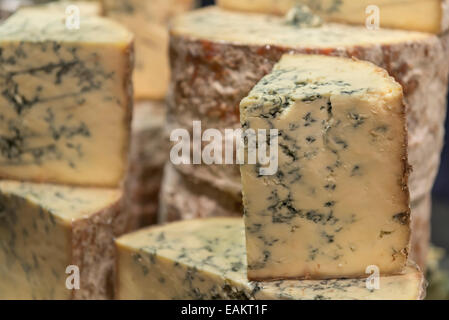 Stapel von verschiedenen großen Portionen Blauschimmelkäse auf dem display Stockfoto