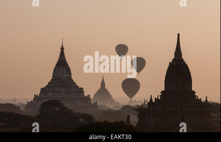 Blick auf den Sonnenaufgang von der Treppe des Tempels mit Heißluftballons schweben Flug über Tempel auf Ebenen von Pagan, Bagan, Burma, Myanmar Stockfoto