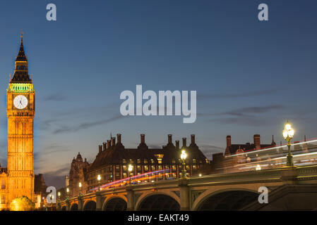 Big Ben und Westminster Bridge bei Sonnenuntergang mit Licht wegen der Brücke Stockfoto