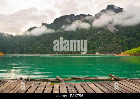 Boardwalk hohe Berge und grüne Wasser morgens, Vorderansicht des Bungalows am Ratchaprapha Damm, Khao Sok Nationalpark, Sur Stockfoto