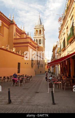 Cafe und Gasse von der Iglesia de Santa Ana, Triana, Sevilla, Spanien Stockfoto