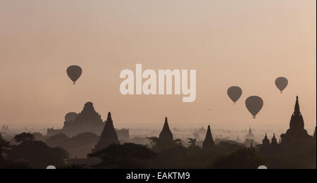 Blick auf den Sonnenaufgang von der Treppe des Tempels mit Heißluftballons schweben Flug über Tempel auf Ebenen von Pagan, Bagan, Burma, Myanmar Stockfoto