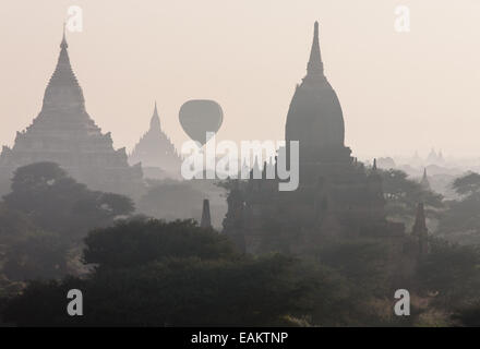 Blick auf den Sonnenaufgang von der Treppe des Tempels mit Heißluftballons schweben Flug über Tempel auf Ebenen von Pagan, Bagan, Burma, Myanmar Stockfoto