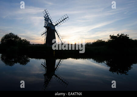 Turf Moor Entwässerung Mill River Ant, Norfolk Broads. Sonnenuntergang. Juni. Stockfoto