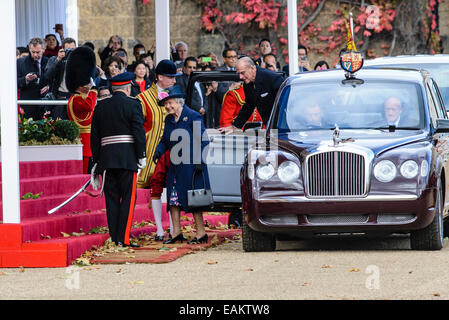 21.10.2014 auf Horse Guards Parade, London: The Queen und The Duke of Edinburgh offiziell begrüßt der Präsident der Republik Singapur und Frau Tony Tan Keng Yam im Royal Pavilion auf Horse Guards Parade. Vorträge wurden und nach der Royal Salute und Singapur Nationalhymne gespielt wurde. Der Präsident, begleitet von The Duke of Edinburgh, dann überprüft die Guard of Honour.   Der Herzog und die Herzogin von Cambridge begrüßte der Präsident und Frau Tony Tan Keng Yam im Namen der Königin, im Royal Garden Hotel, London. Ihre Königlichen Hoheiten reisten mit dem Präsidenten und Stockfoto