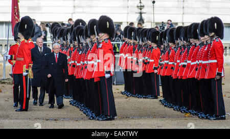 21.10.2014 auf Horse Guards Parade, London: The Queen und The Duke of Edinburgh offiziell begrüßt der Präsident der Republik Singapur und Frau Tony Tan Keng Yam im Royal Pavilion auf Horse Guards Parade. Vorträge wurden und nach der Royal Salute und Singapur Nationalhymne gespielt wurde. Der Präsident, begleitet von The Duke of Edinburgh, dann überprüft die Guard of Honour.   Der Herzog und die Herzogin von Cambridge begrüßte der Präsident und Frau Tony Tan Keng Yam im Namen der Königin, im Royal Garden Hotel, London. Ihre Königlichen Hoheiten reisten mit dem Präsidenten und Stockfoto