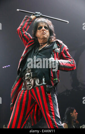 Greensboro, North Carolina, USA. 22. Oktober 2014. Musik Künstler ALICE COOPER bringt seine 2014-Tour in Greensboro Coliseum in Greensboro, North Carolina. Alice Cooper (geboren Vincent Damon Furnier, 4. Februar 1948) ist ein US-amerikanischer Rock-Sänger, Songwriter und Musiker, die dessen Karriere fünf Jahrzehnte umspannt. © Andy Martin Jr./ZUMA Draht/Alamy Live-Nachrichten Stockfoto